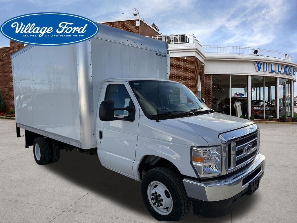 2025 Ford E-450SD